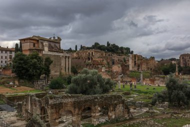 Roma Forumu 'nun Roma, İtalya' nın ebedi şehrindeki görkemli mimarisinin manzarası. Fotoğraf 8 Aralık 2024 'te Roma' da çekildi.