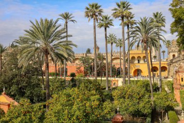 Sevilla Kraliyet Alczar 'ının muhteşem mimarisinin ve bahçesinin manzarası. Fotoğraf 20 Aralık 2023 'te Sevilla, İspanya' da çekildi..