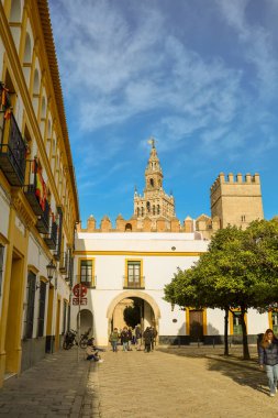 Sevilla 'daki Royal Alcazar' ın muhteşem mimarisinin manzarası. Fotoğraf 20 Aralık 2023 'te Sevilla, İspanya' da çekildi.