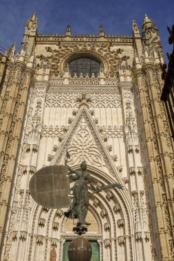 Sevilla, İspanya 'daki Saint Mary Katedrali' nin muhteşem mimarisinin manzarası. Fotoğraf 21 Aralık 2023 'te Sevilla, İspanya' da çekildi..