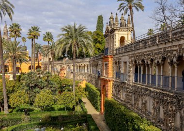 Sevilla 'daki Royal Alcazar' ın muhteşem bahçesinin manzarası. Fotoğraf 20 Aralık 2023 'te Sevilla, İspanya' da çekildi.