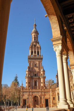 Sevilla 'daki Plaza De Espana' nın muhteşem mimarisinin manzarası. Fotoğraf 20 Aralık 2023 'te Sevilla, İspanya' da çekildi.