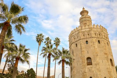 Sabah Sevilla City 'de. Torre Del Oro 'nun Sevilla' daki muhteşem mimarisinin manzarası. Fotoğraf 20 Aralık 2023 'te Sevilla, İspanya' da çekildi.