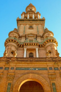 Sevilla 'daki Plaza De Espana' nın muhteşem mimarisinin manzarası. Fotoğraf 20 Aralık 2023 'te Sevilla, İspanya' da çekildi.