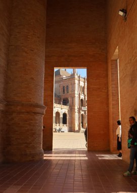 Sevilla 'daki Plaza De Espana' nın muhteşem mimarisinin manzarası. Fotoğraf 20 Aralık 2023 'te Sevilla, İspanya' da çekildi.