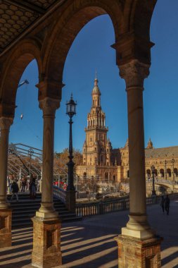 Sevilla 'daki Plaza De Espana' nın muhteşem mimarisinin manzarası. Fotoğraf 20 Aralık 2023 'te Sevilla, İspanya' da çekildi.