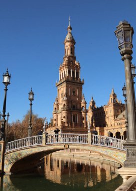 Sevilla 'daki Plaza De Espana' nın muhteşem mimarisinin manzarası. Fotoğraf 20 Aralık 2023 'te Sevilla, İspanya' da çekildi.