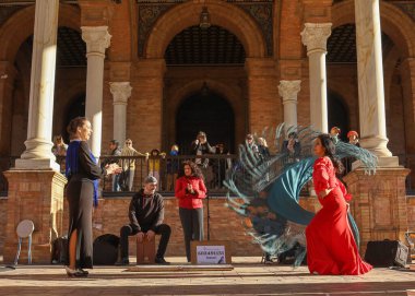 Sevilla 'daki Plaza De Espana' nın önündeki muhteşem flamenko sanatçılarının manzara görüntüsü. Fotoğraf 20 Aralık 2023 'te Sevilla, İspanya' da çekildi.