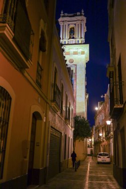 Seville şehrinin gece manzarası. Sevilla 'daki Yahudi Mahallesi' nin antik sokaklarının manzarası. Fotoğraf 20 Aralık 2023 'te Sevilla, İspanya' da çekildi.