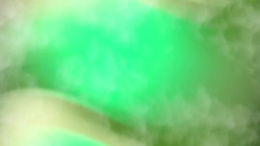 Yeşil ve beyaz arkaplanı dumanla kaplayın. Çeşitli projelerde eşsiz ve sanatsal tasarımlar veya arka planlar yaratmak için ideal.