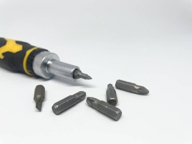 Tornavida, genellikle atölye ve marangozluğu kolaylaştırmak için kullanılan vidaları malzemeye sokmak ya da çıkarmak için kullanılan bir el aletidir.