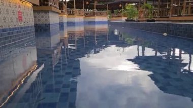 Yüzme havuzu manzarası. Hafta sonu tatili Yüzme havuzundaki çocuk