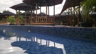 Yüzme havuzu manzarası. Hafta sonu tatili Yüzme havuzundaki çocuk