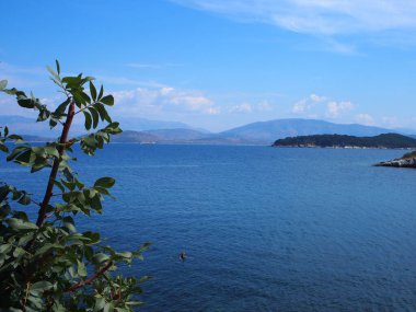 Yunanistan 'ın Korfu kentinde dağ manzarası ve deniz fotoğrafı çekildi