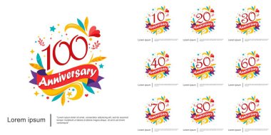 10- 100. yıl dönümü kutlaması logosu beyaz arka planda renkli ve neşeli yapraklar, kurdeleler ve yıldızlarla izole edilmiş. Web, el ilanları, poster ve tebrik kartı için vektör illüstrasyon şablonu tasarımı