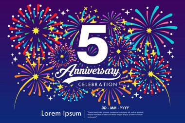 5. yıl dönümü kutlama amblemi. Kurdele, pırıltı, havai fişekler ve yıldızlarla izole edilmiş yıldönümü logosu. Web, el ilanları, poster ve tebrik kartı için vektör illüstrasyon şablonu tasarımı