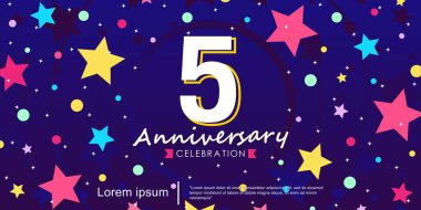 5. yıl dönümü kutlama amblemi. Yıldönümü logosu kurdeleyle izole edilmiş ve yıldızlar parıldıyor. Web, el ilanları, poster, davetiye kartı ve tebrik kartı için vektör illüstrasyon şablonu tasarımı