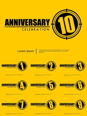 110. yıl dönümü kutlama amblemi. Siyah yıl dönümü logosu izole edilmiş ve sarı arka planda hedef işaretleri var. Web, el ilanları, poster ve tebrik kartı için vektör illüstrasyon şablonu tasarımı