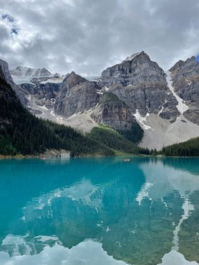 Banff Ulusal Parkı, Kanada 'daki Moraine Gölü' nde kano gezisi