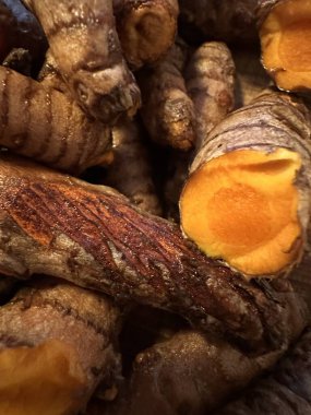 Derin turuncu iç ve kaba kahverengi yüzeyi olan zerreciklerin yakın çekim makro görüntüsü, dokuyu renklendiriyor.