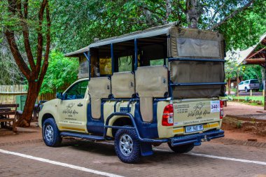 Safari arabası Kruger Ulusal Parkı, Güney Afrika 'ya park ediyor.