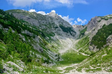 Parlak gökyüzünün altında görkemli zirveler - Slovenya, Triglav Ulusal Parkı