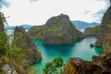 Güzel tropikal körfez, kayalar ve mavi gökyüzü - Filipinler, Coron Adası