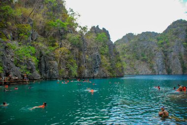 Göl kenarındaki turistler - Filipinler, Coron Adası