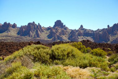 Dağlarla ve mavi gökyüzüyle manzara - İspanya, Tenerife Kanarya Adası