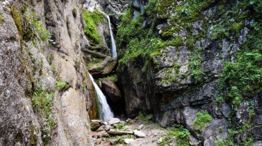 Fotoğraf en güzel şelalenin bulunduğu vadiyi gösteriyor, Talgar dağlarının çok uzağında.