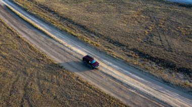 Fotoğrafta İHA 'nın üst görüntüsünden bir araba görünüyor.