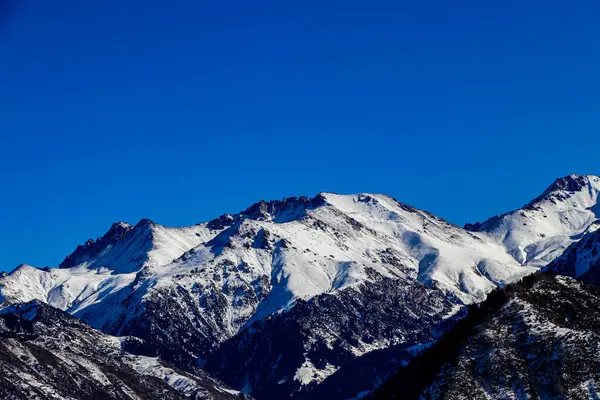Fotoğrafta, küçük Turgen kasabasının üzerinde yükselen bir dağ görülüyor.