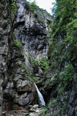 Fotoğraf Monk Boğazı 'ndaki güzel bir şelaleyi gösteriyor.