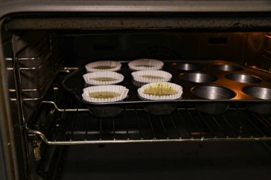 Görüntü, fırında pişen kekleri yakalıyor.