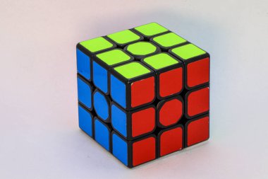 Fotoğraf birleştirilmiş Rubik küpünü gösteriyor.