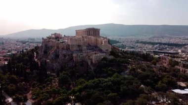 Kuş bakışı video Akropolis Dağı 'nı uzak bir açıdan gösteriyor, Atina arkadan yayılmış durumda.