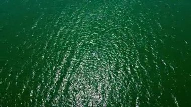 Göl kenarında dinlenmek ve dinlenmek, dinlenmek için mükemmel bir yer.