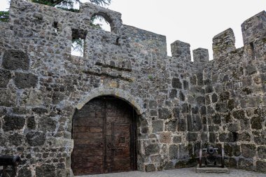 Fotoğraf taş kalenin girişini gösteriyor.