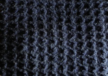 Fotoğraf arka planda kenar ışıklandırmalı bir plan gösteriyor.