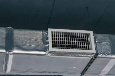 Fotoğraf, havalandırma sisteminin odadaki kirli havayı nasıl temizlediğini gösteriyor.