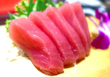 Japon usulü yiyecek. Taze çiğ ton balığı, sashimi..