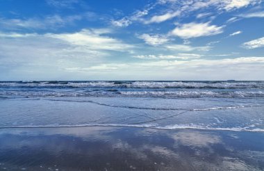 Manzara, güzel mavi gökyüzü ve gündüz beyaz bulut denizi yansıtır..