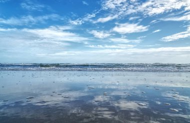 Manzara, güzel mavi gökyüzü ve gündüz beyaz bulut denizi yansıtır..