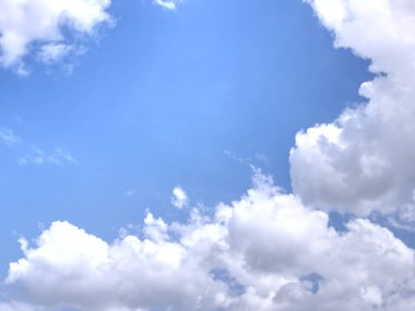 Güzel açık bulutlar açık mavi gökyüzü gün ışığında .