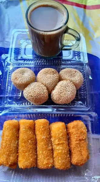 Tatlı susamlı ikramlar ve lezzetli altın ekmeklerle birlikte ferahlatıcı sıcak bir kahve nefis bir kahvaltı anının ya da nefis bir masa örtüsünün üzerindeki atıştırmalığın hissini güçlendirir..