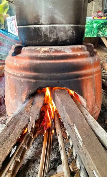Geleneksel kil sobada yakılan odun odunlarıyla betimlenen ve kültürel mirası gözler önüne seren kırsal bir yemek metodu..
