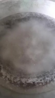  İnce dilimlenmiş manyok yağda kızartılıyor ve ev yapımı lezzetli manyok cipsleri yapıyor. Süreç geleneksel yemek pişirme tekniklerini ve lezzetli atıştırmalık seçeneklerinin hazırlanmasını vurguluyor.