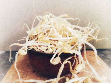 Yatak odası dekorasyonu ve iyi geceler yazısı.