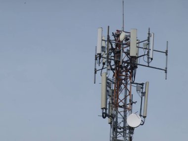 Haberleşme kulesi ya da elektrik kulesi 