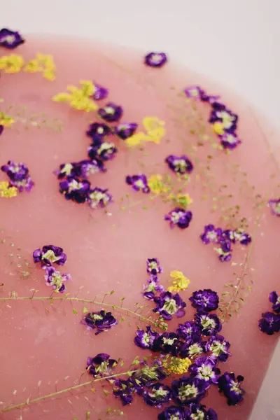 Banyodaki gül suyunda çiçekler